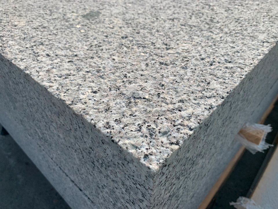 Blockstufen gesägt, geflammt-grauer Granit-Steinstufen Naturstein in Halle