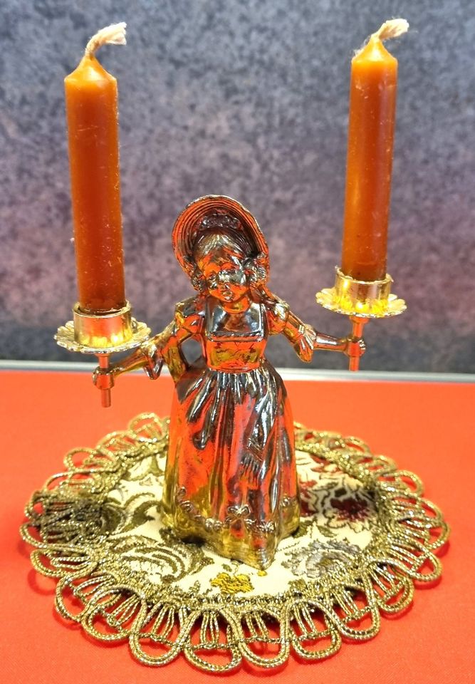 Messing Kerzenhalter mit zwei kleinen Kerzen Mädchenfigur in Buesum