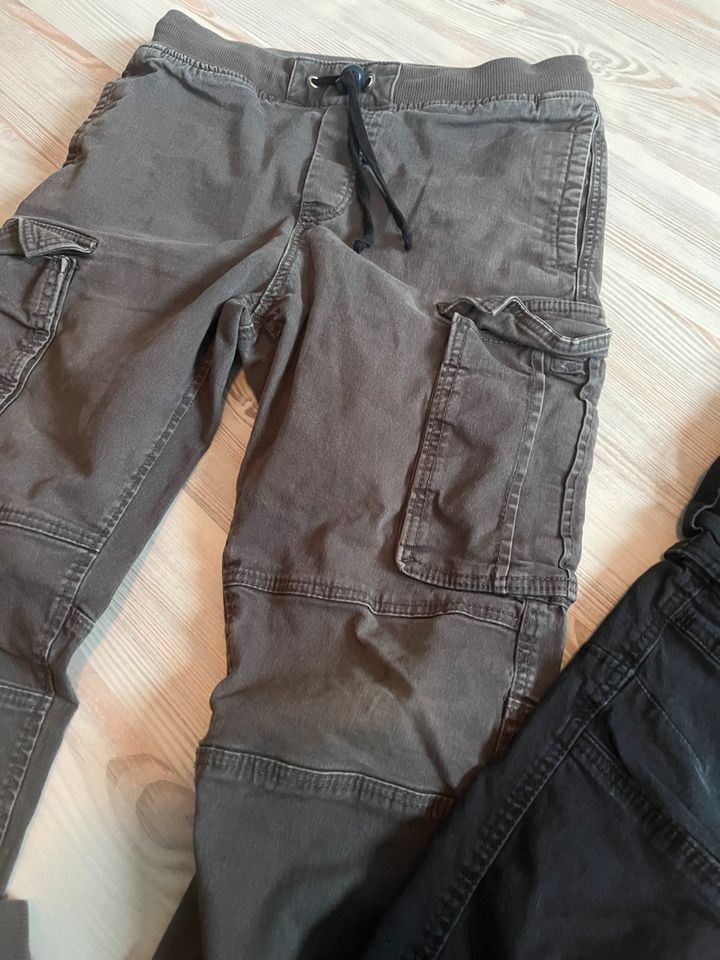 2 H&M Pull-On Joggers, schwarz und grau, 146 in Stadthagen