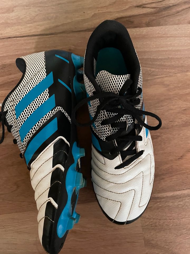 Fußballschuhe Adidas Größe 41 bzw. 7 1/2 in Pleinfeld