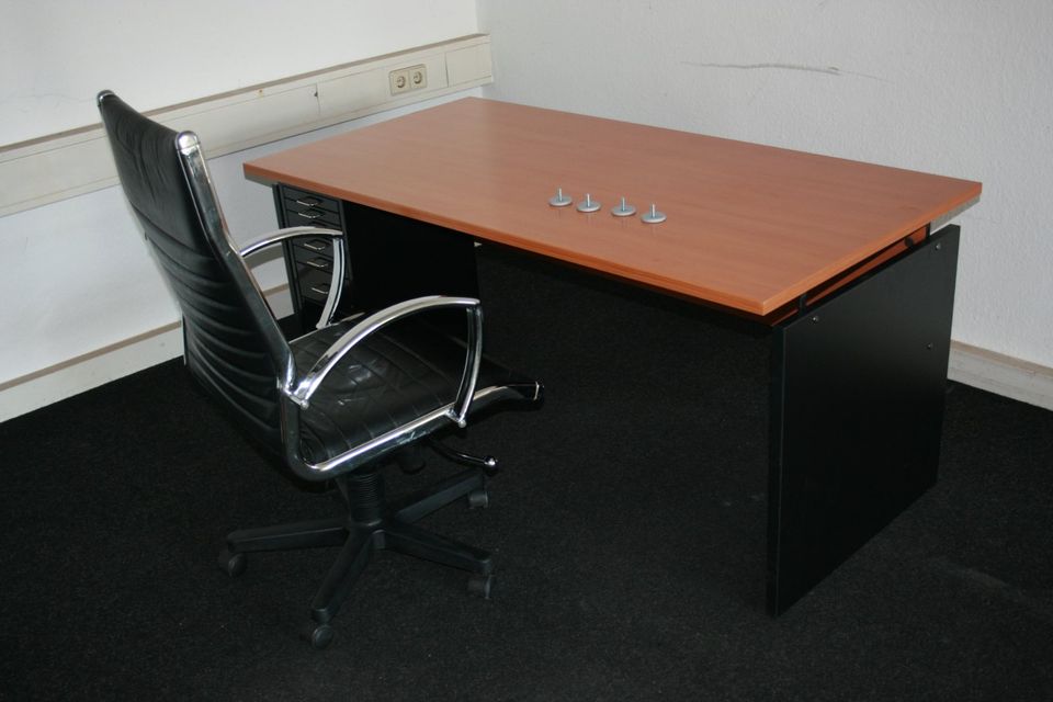 Schreibtisch/Bürostuhl/Metallcontainer in Leverkusen