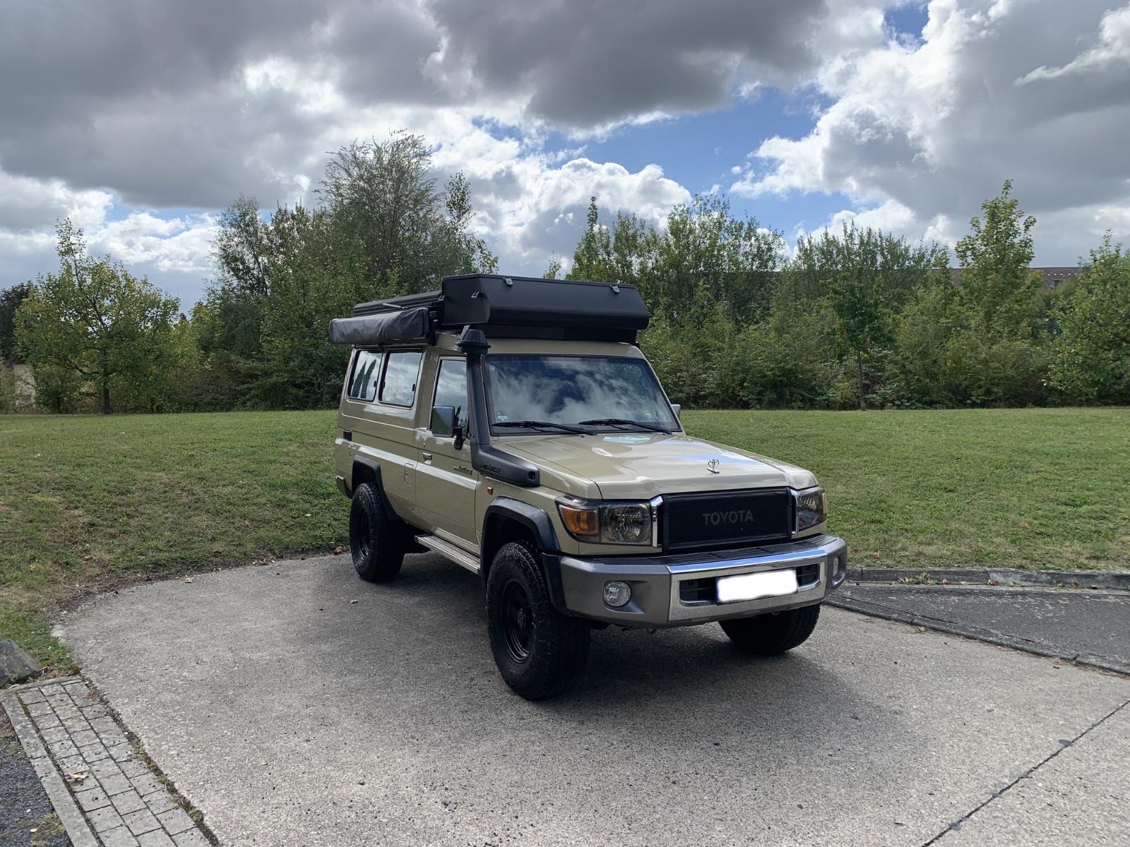 Abbildung des Autos Toyota Land Cruiser GRJ7…