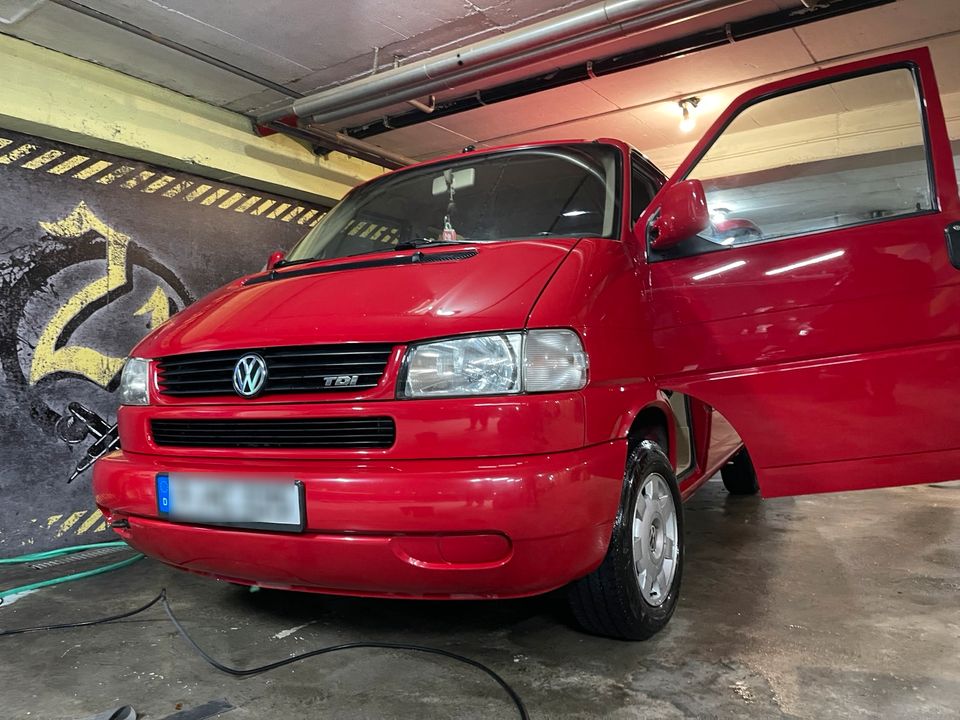VW t4 caravelle 2,5 tdi rot Bus Klima 7sitzer webasto Leder beige in Berlin