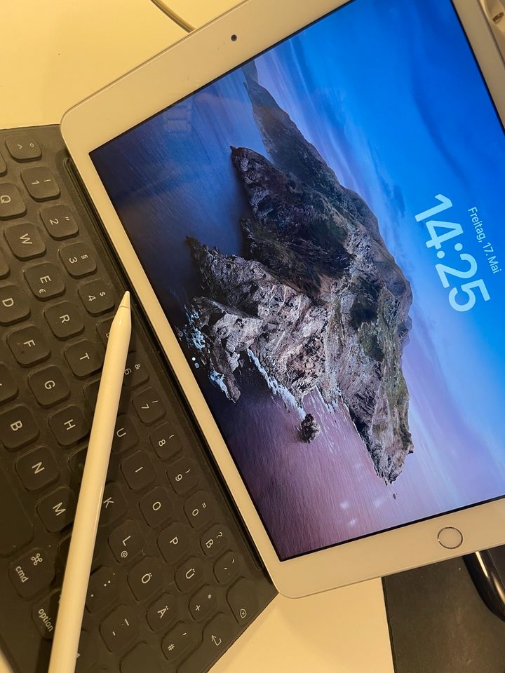 iPad 32GB 7. Geberation + Apple Pencil + Apple SMART Folio Keyb in Halle