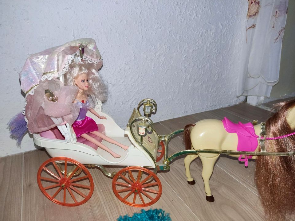 Barbie Kutsche 1976 mit funktioneller Puppe und Pferd in Schramberg
