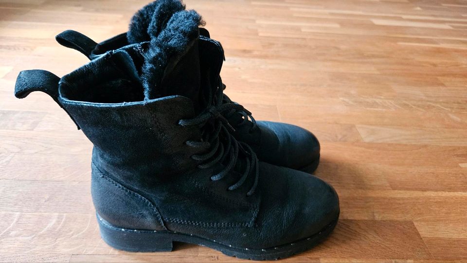 Winter  Lammfell  Boots/Stiefel in Mainz