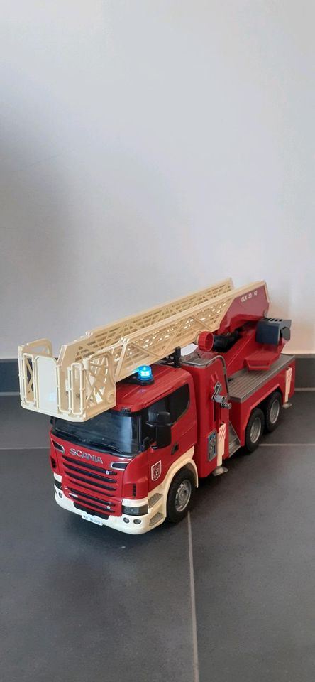 Bruder Scania R-Serie Feuerwehr mit Leiter und Schlauch in Ochtendung