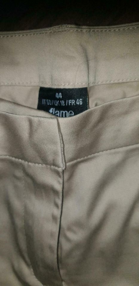 Damenhose beige, Anzughose Gr. 44, schmaler Schnitt in Furth im Wald