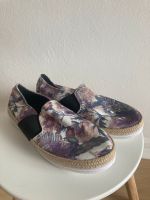 Damen Slipper Schuhe Gr. 36 lila Blumen Slip-on Düsseldorf - Oberbilk Vorschau