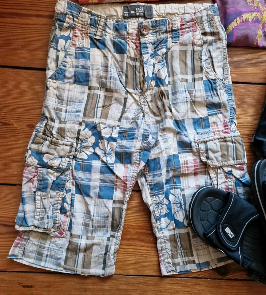 2 kurze Hosen, 4 Shirts Gr. 134 Badehose Spiderman, Badelatschen in Berlin