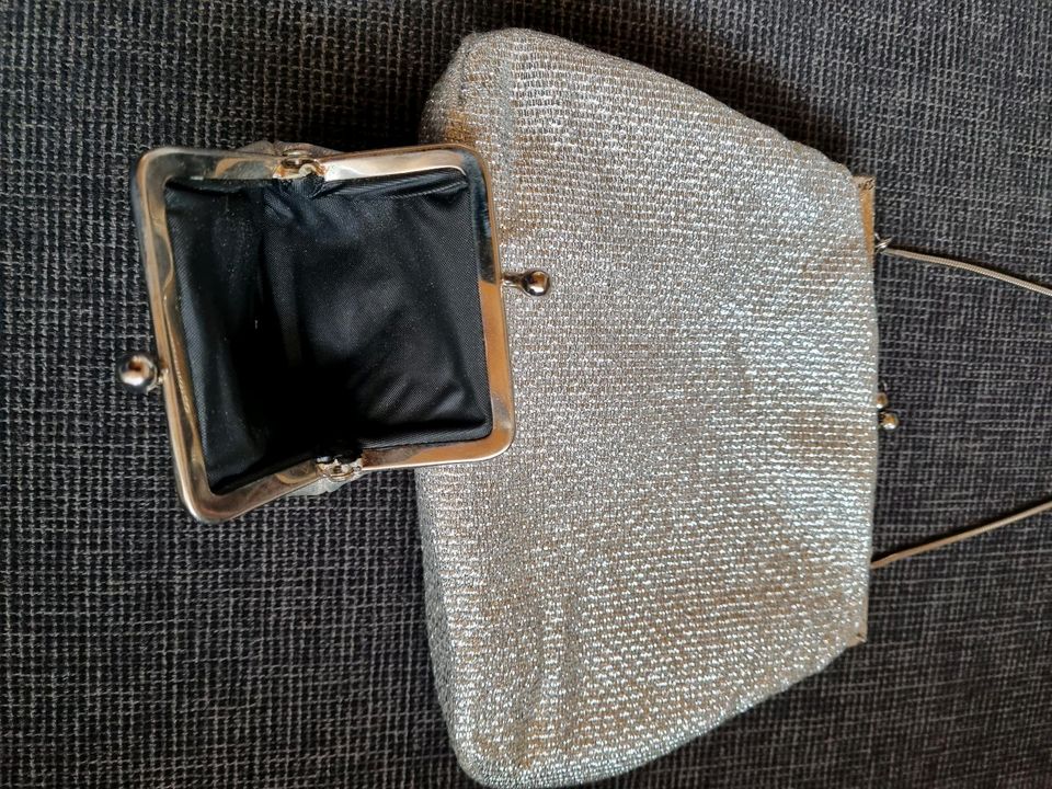Kleine Handtasche mit Geldbörse Portemonnaie  silber in Merzenich