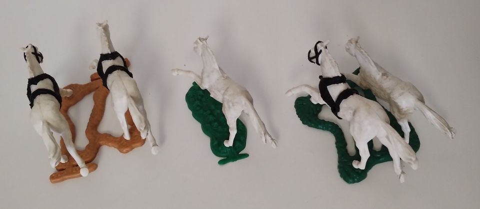 5 Stück Pferde Timpo Toys Spielzeug für Kutsche und einzeln in Trogen
