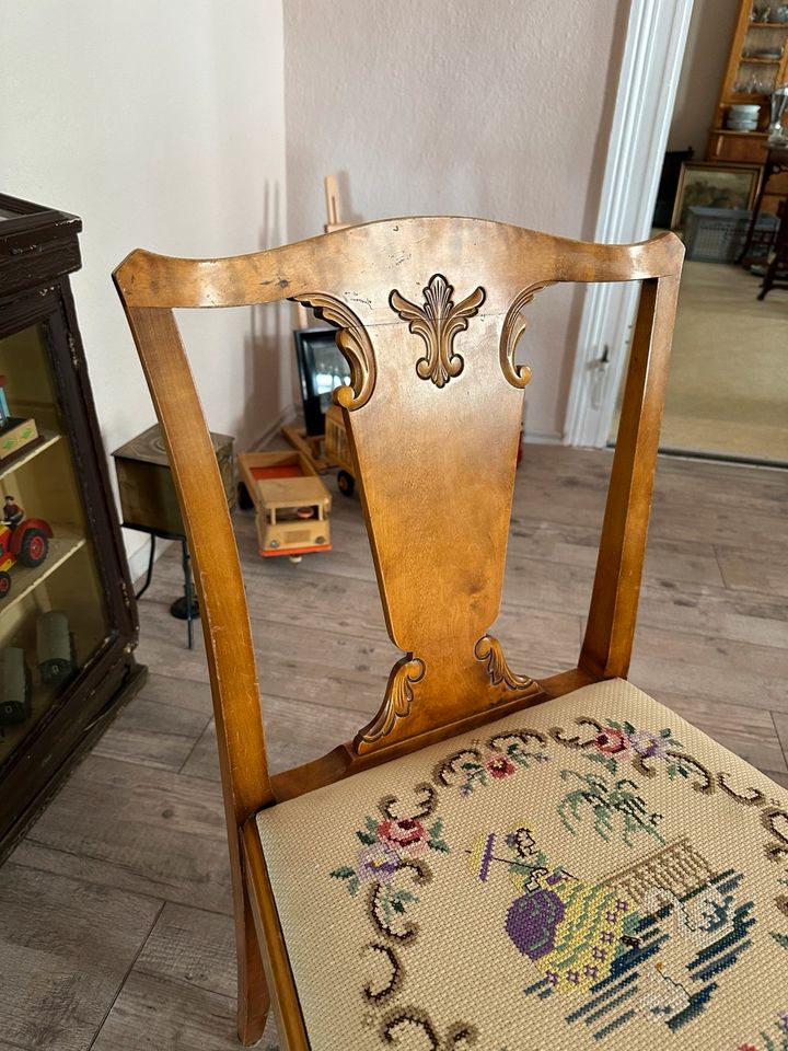 4 tolle antike Stühle in gutem Zustand Stickereien Sitzflächen in Aschersleben