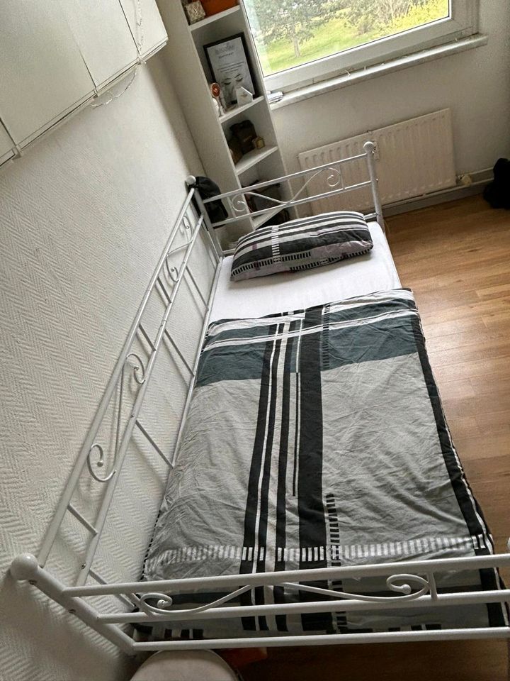 Gemütliches weißes Bett zu verkaufen in Berlin