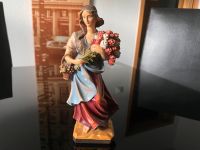 Dolfi Figur Frau mit Blumen Blumenstrauss Holz Bochum - Bochum-Wattenscheid Vorschau