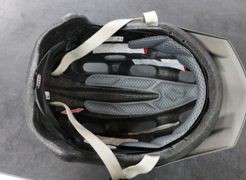 Specialized Helm steet smarta Gr. M 64-60 neu in Gedern