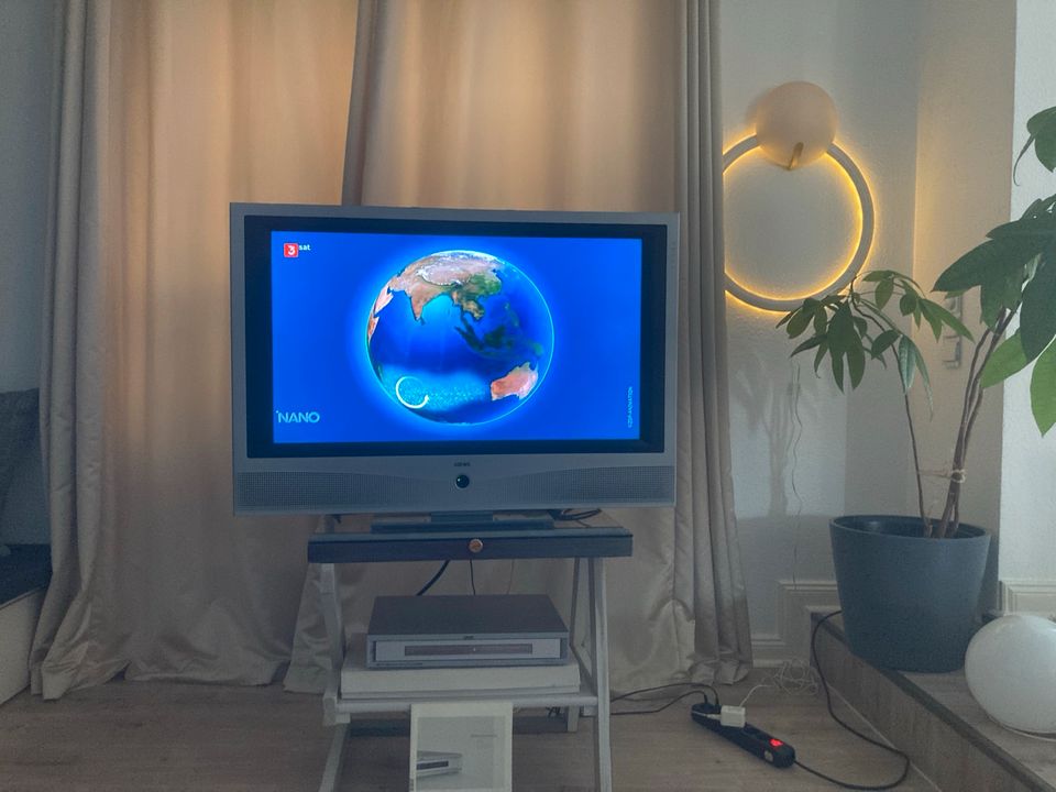 Fernseher Loewe Tv 37“ DR+ und DVD 2102 Hd und Wandhalter in Bargteheide