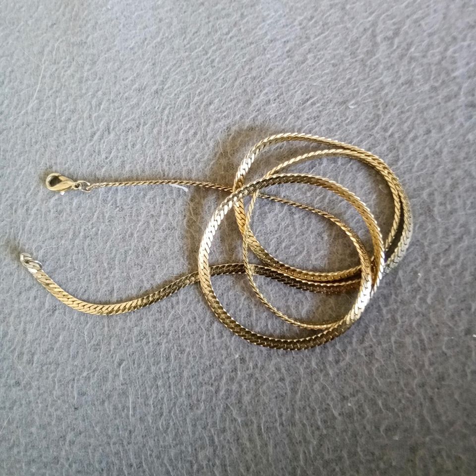 Alte Halskette.  Farbe Gold.  Erbstück in Duisburg