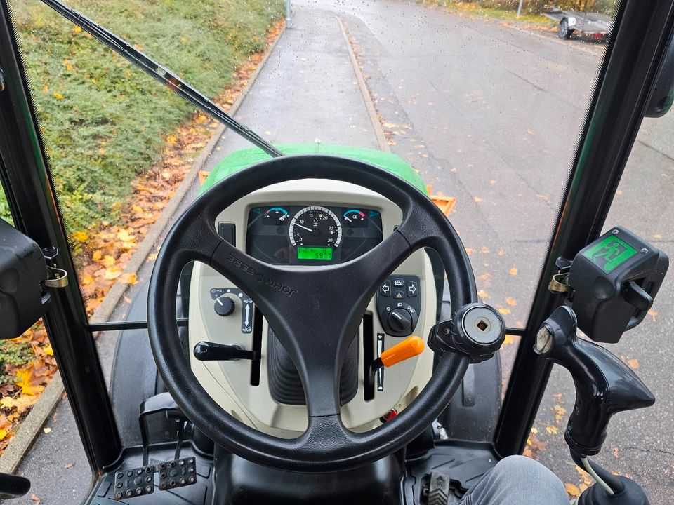 John Deere 3038R Kommunaltraktor Winterdienst in Stuttgart