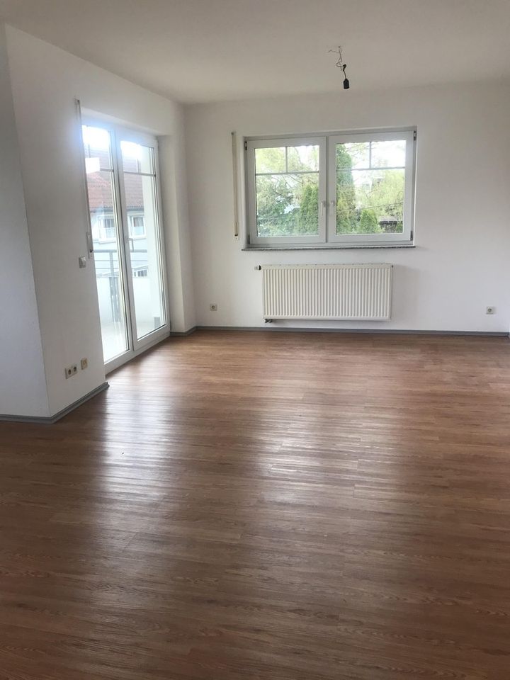 Sonnige 2,5 Zimmerwohnung - 72 m² -mit schönem Balkon- Gröningen in Satteldorf