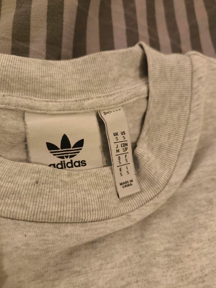 Adidas T-Shirt Backprint Oversize S Grau Herren in Pfungstadt