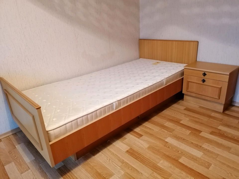 Gästezimmer, Schlafzimmer, Bett mit Matratze und Kleiderschrank in Hopferau