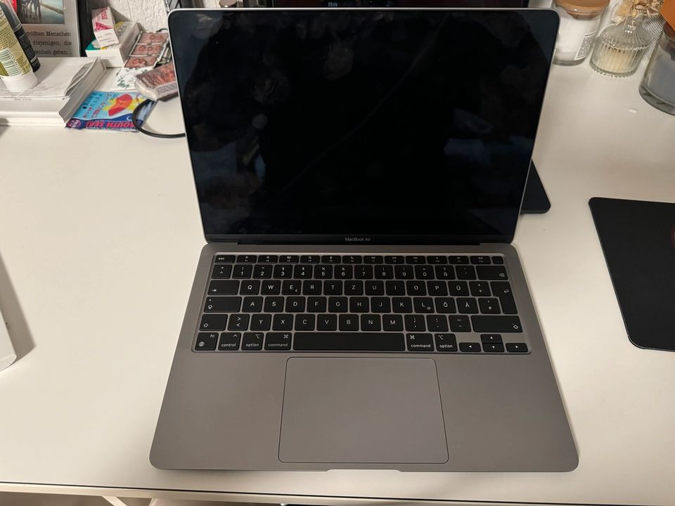 Apple MacBook Air „13“  M1 Display defekt in Ronnenberg