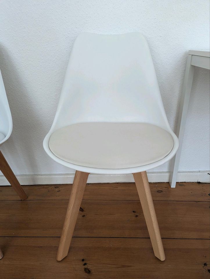 Weißer Stuhl in Berlin