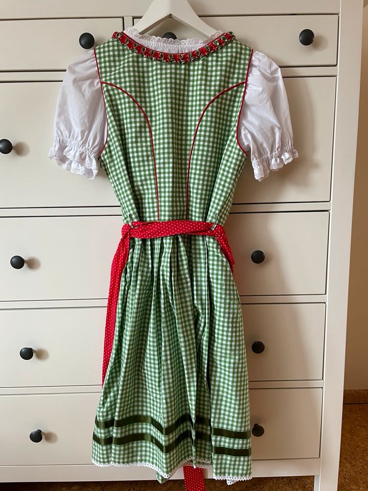 grün-rotes Dirndl MIT Bluse von Ludwig & Therese Wiesn Volksfest in Woerth an der Donau