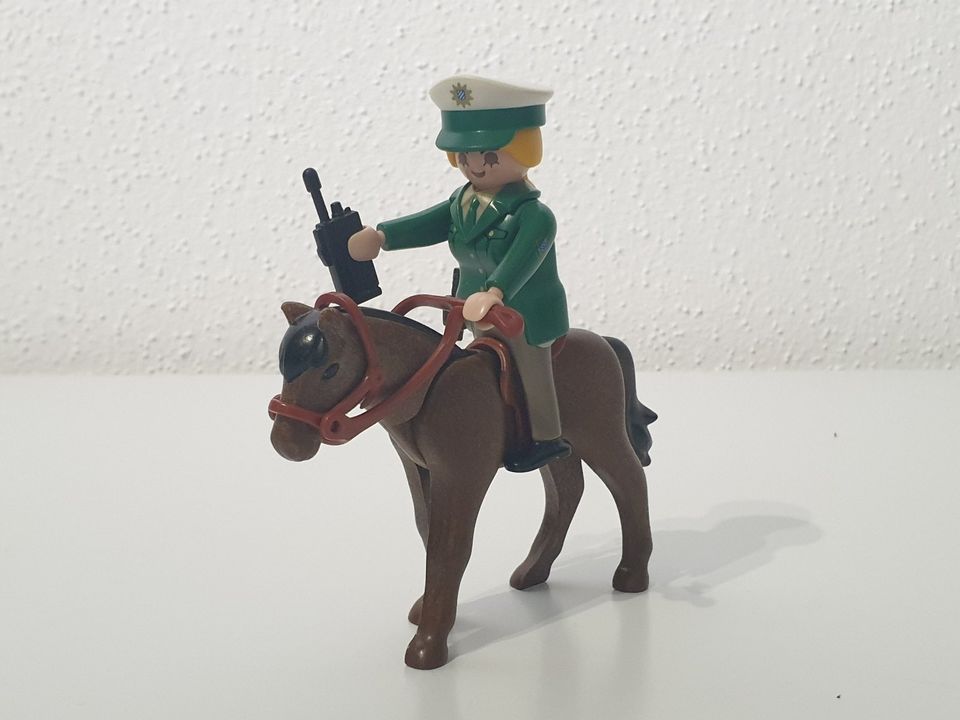 Playmobil Polizistin mit Pferd Polizei neuwertig in Friedberg