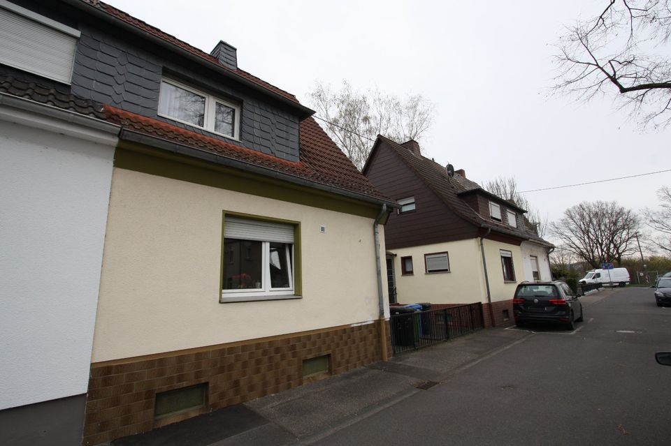 Individuell zu erweiternde Doppelhaushälfte mit Anbau und Investitionspotential, Dachterrasse und Garage in ruhiger Wohnlage von Neuwied-Engers in Neuwied