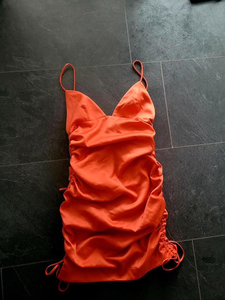 Niedliches Satinkleid von Zara NBD. Gr. XS. Sexy. Rückenfrei. in Gütersloh