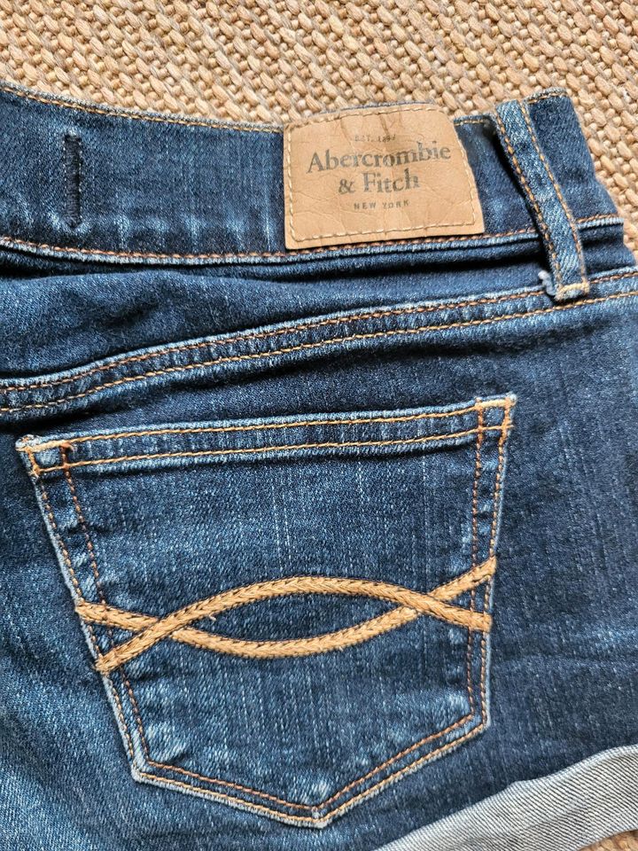 Neuwertige Abercrombie & Fitch Jeans • W26 in Berlin