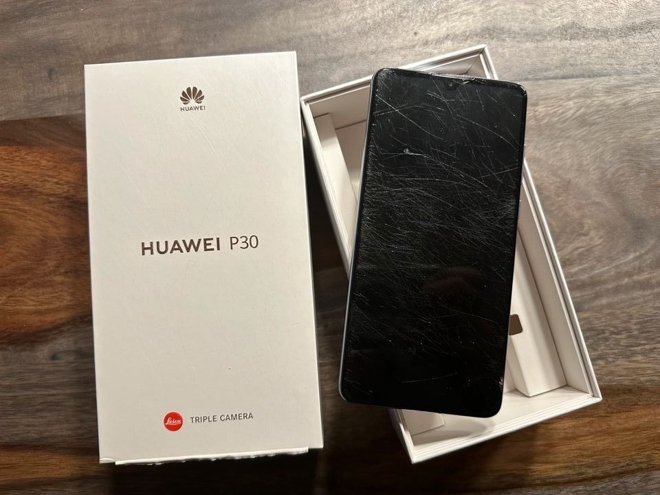 Huawei P30 Breathing Crystal (mit Kratzern auf Display) in Freiburg im Breisgau