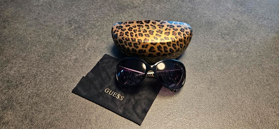 Original Guess Sonnenbrille (Zebra) + Etui + Tuch in Solingen