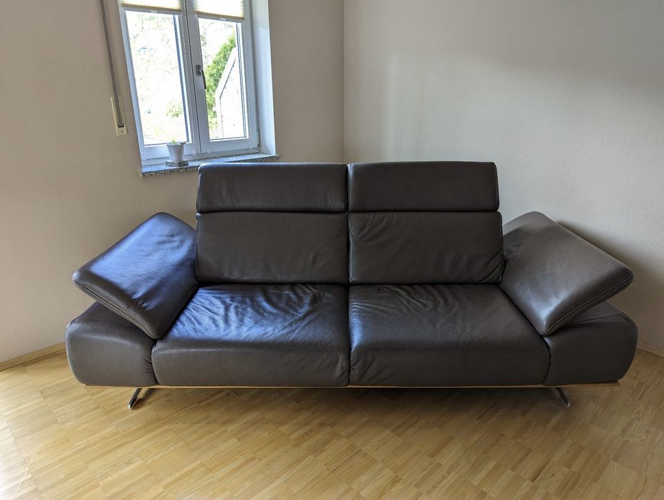 Ledercouch Leder Sofa Marke Interliving mit Hocker Serie 4350 in Isen