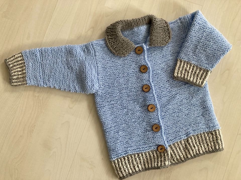 Neue handgestrickte hellblaue Jacke Gr. 86/92 in Wulfen