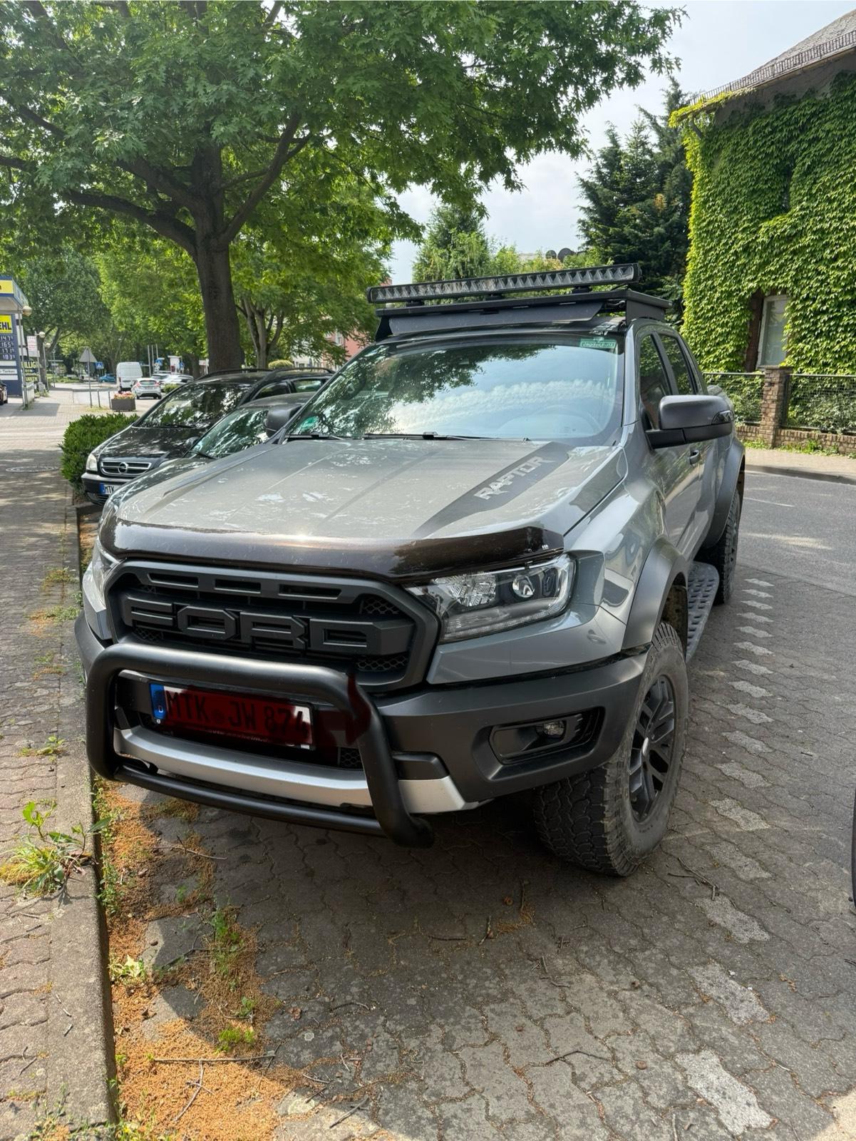 Abbildung des Autos Ford Ranger Raptor viele…