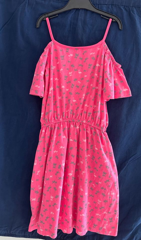 Mädchen Carmenkleid Kleid Größe 128-134 mit Flamingos babyrosa in Bielefeld