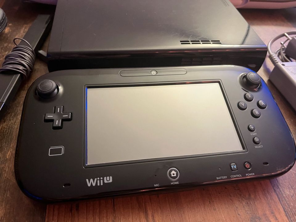 Nintendo Wii U Konsole - schwarz - 5 Spiele - Tony Hawk Board in Worms