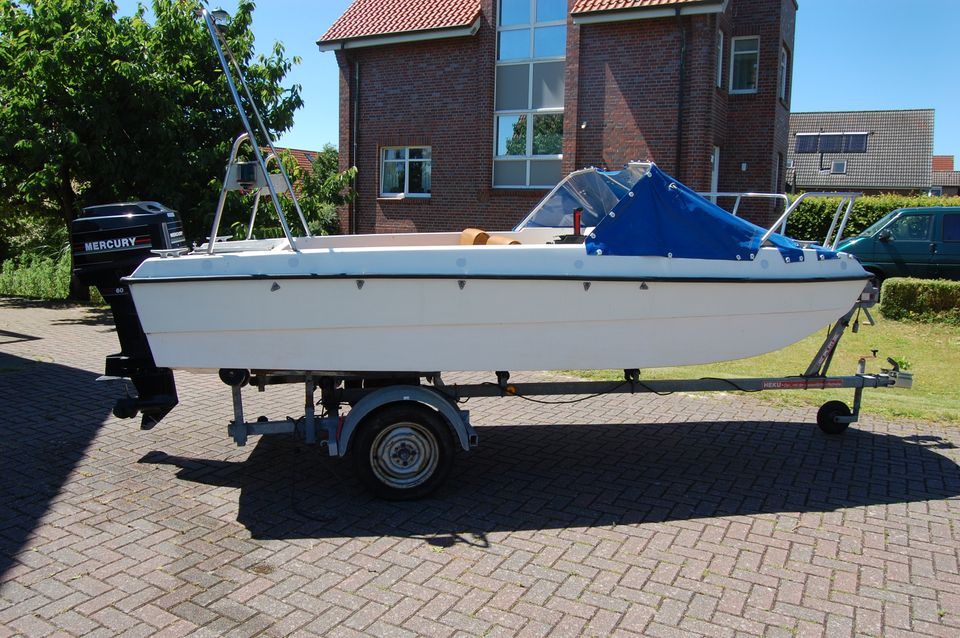 Hühnke TX 440A weiß Trimaran Boot 60 PS Mercury Trailer in Steinkirchen