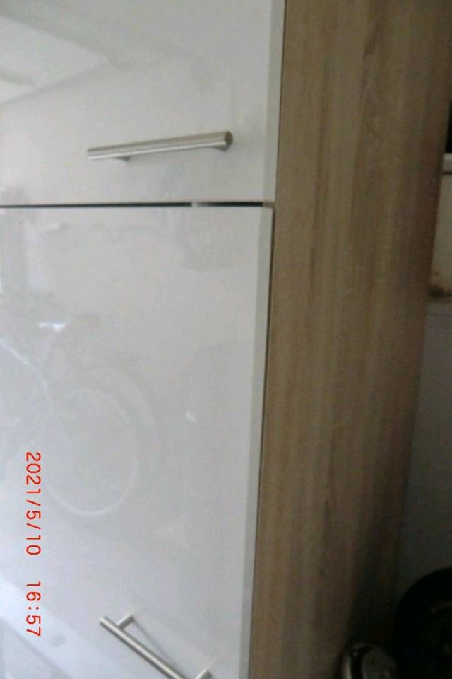 Küchen-Hochschrank für eine Kühl-Gefrier-Kombinantion in Stein