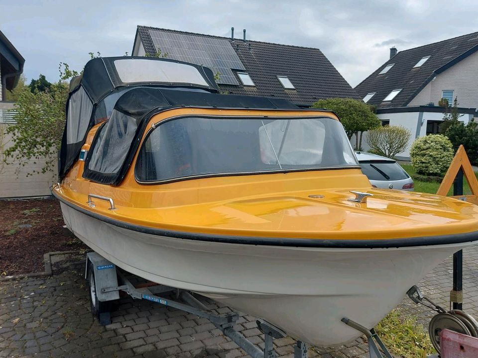 Klassisches Kajütboot mit Suzuki DT65 Außenborder und Trailer in Herford