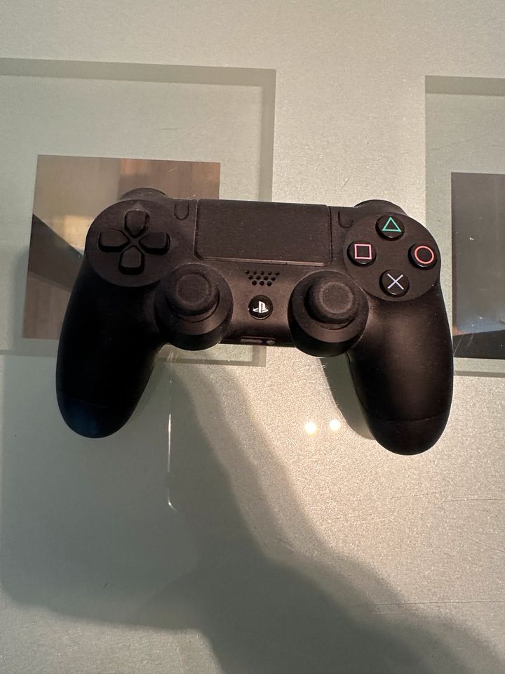 Sony PlayStation 4 1TB inklusive Spiele und Controller in Köln
