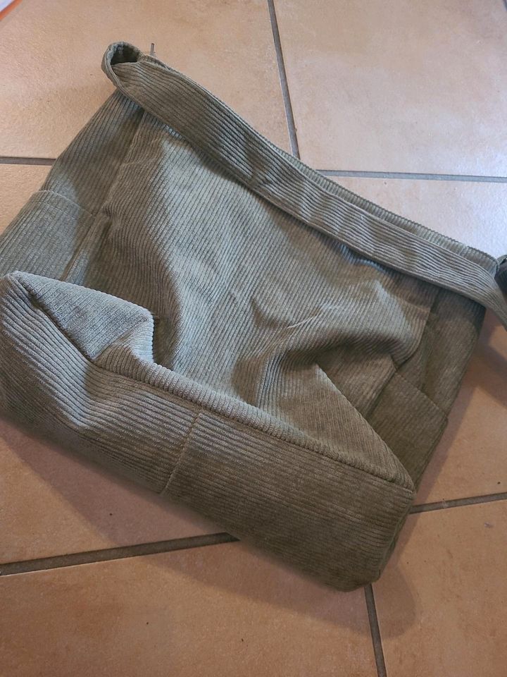 Neuwertig Cord Handtasche Khaki Grün Umhängetasche Retro 70er in Klein Nordende