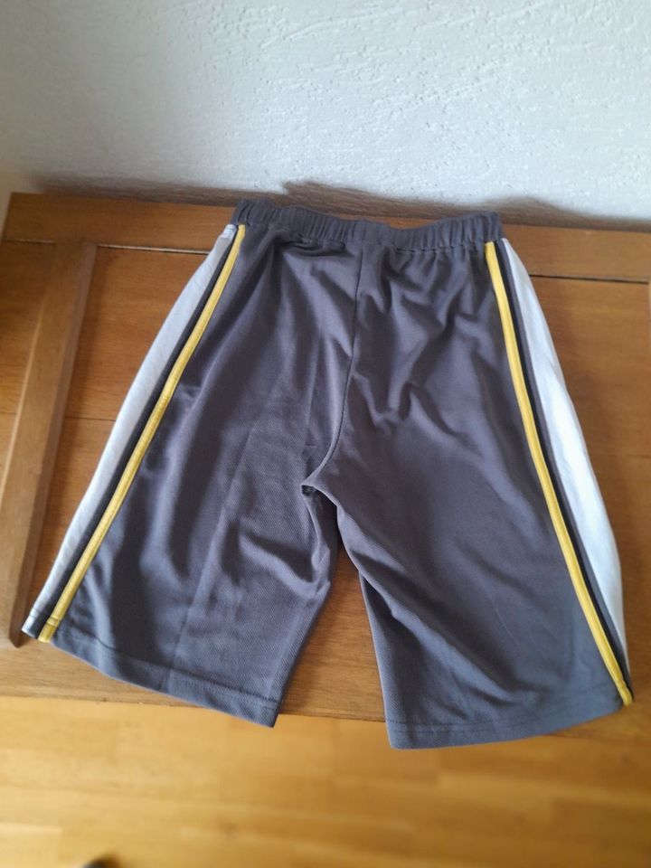 neuwertiges Sport- oder Freizeitset mit zusätzl. Shirt in Gr. 152 in Monheim