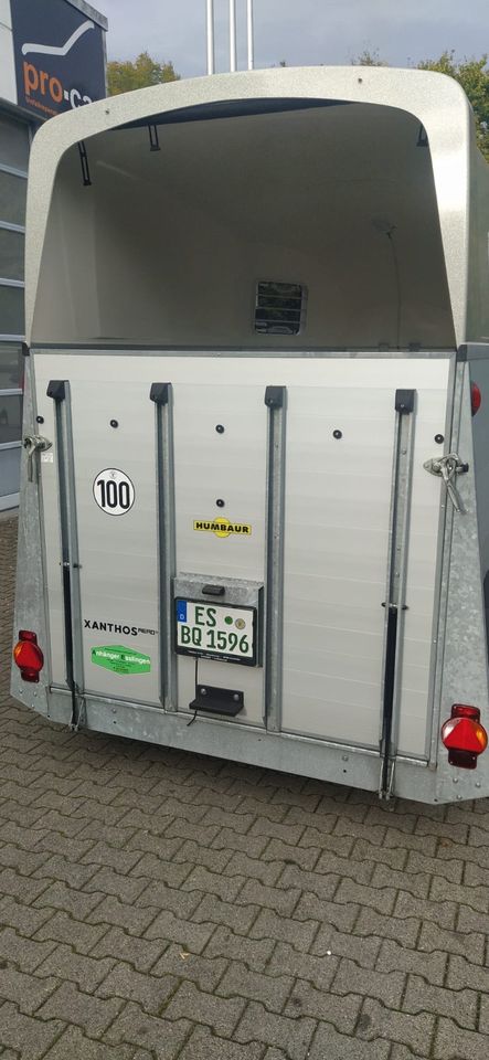 Pferdeanhänger Humbaur Xanthos Aero mit Sattelkammer in Esslingen