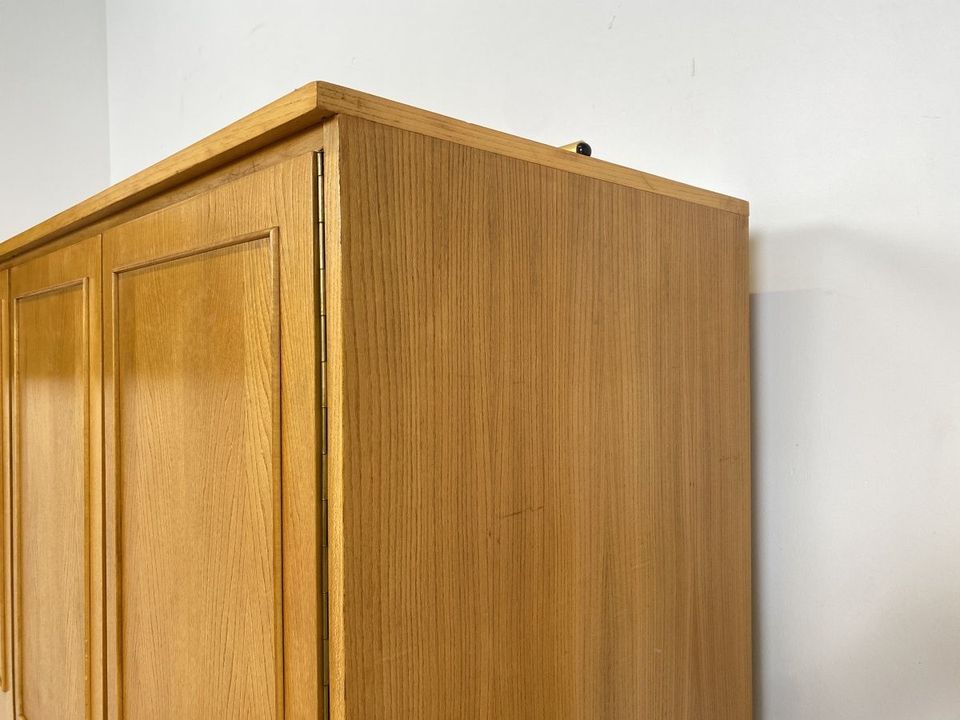 WMK Formschlichter und raumaufhellender Mid-Century Kleiderschrank aus vollem Holz aus 1956 mit Zierleisten und perfekter Aufteilung # Schrank Wäscheschrank Wardrobe Schlafzimmerschrank Retro Vintage in Berlin