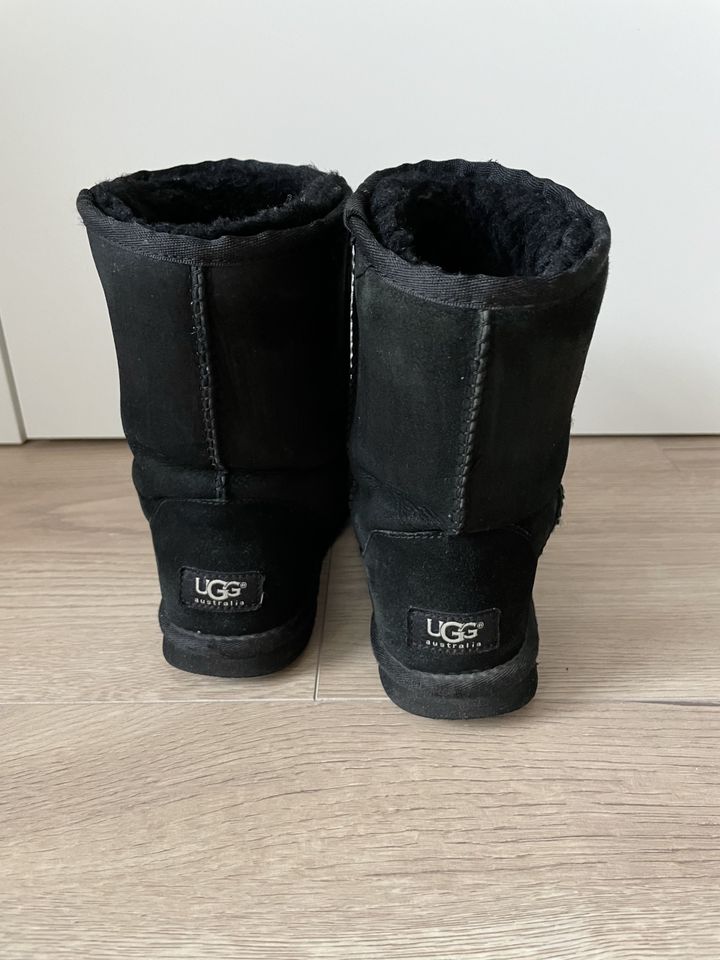 UGG Boots Stiefel / Schwarz / Gr. 38 in Berlin