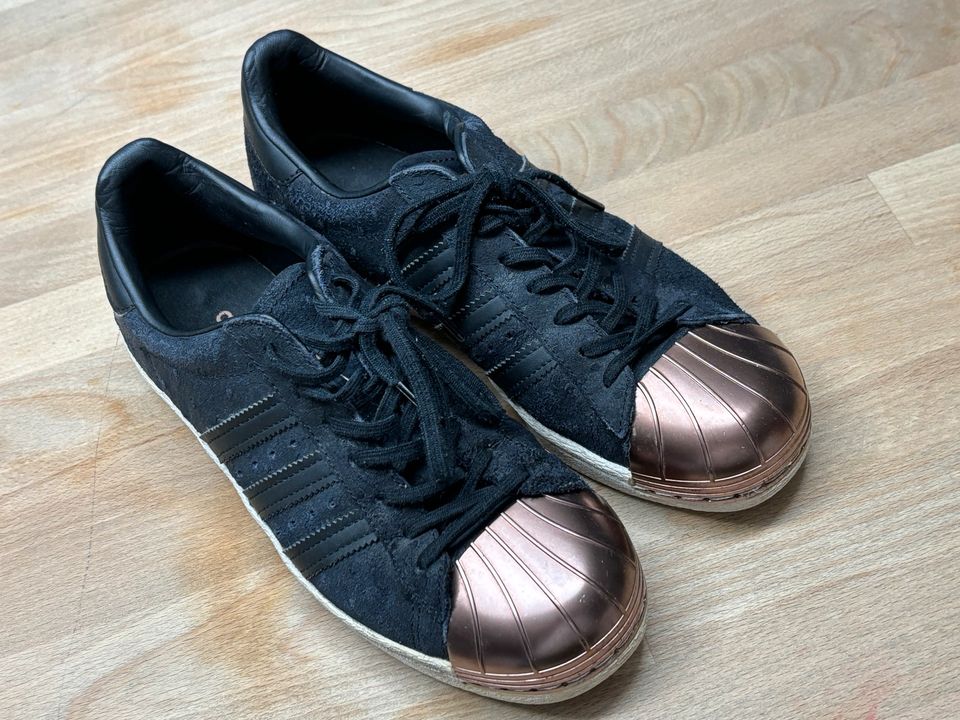 ADIDAS SUPERSTAR Schwarz mit Metallkappe, Gr. 38 2/3 in Happurg